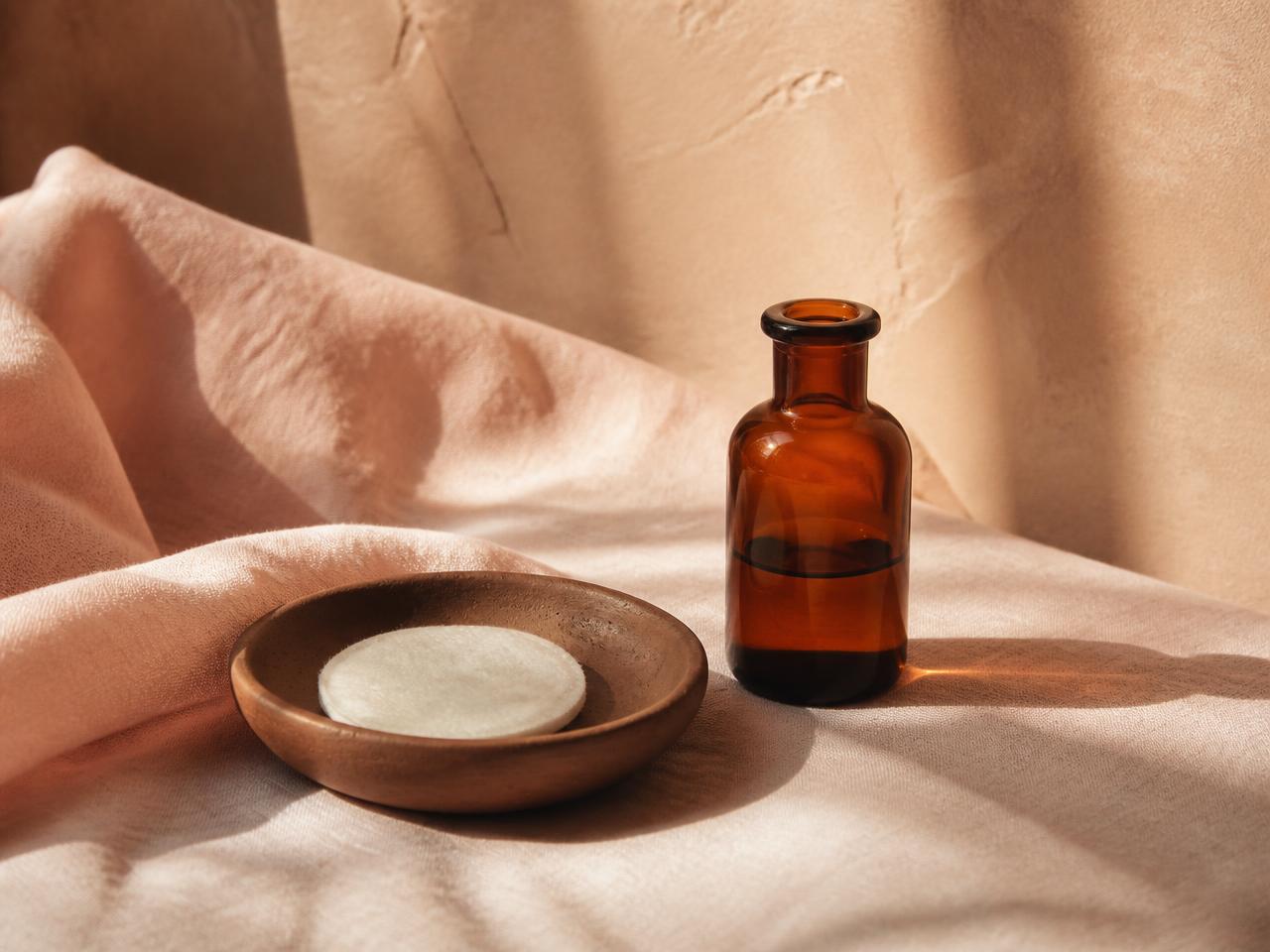 Dark Knees: Causes and How to Reduce Hyperpigmentation